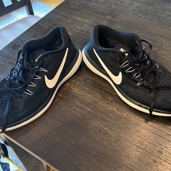 Black Nike Tennis Shoes - Picture 7 of 8